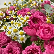 Букет из кустовых пионовидных роз и танацетума 3