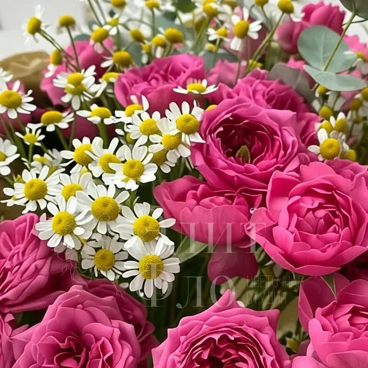 Букет из кустовых пионовидных роз и танацетума