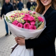 Букет из кустовых пионовидных роз и танацетума 4