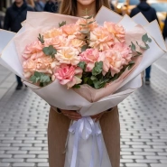 Огромный букет из французских роз и эвкалипта 1