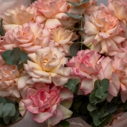 Огромный букет из французских роз и эвкалипта 4