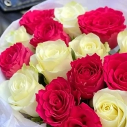Контрастный букет из 15 ароматных роз 3