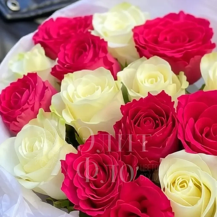 Контрастный букет из 15 ароматных роз