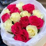 Контрастный букет из 15 ароматных роз 2