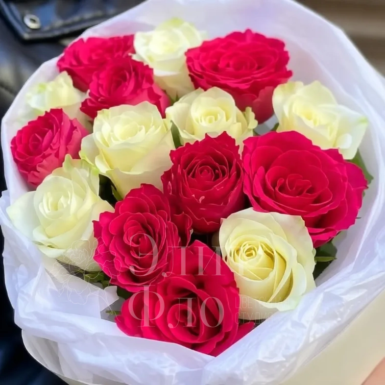 Контрастный букет из 15 ароматных роз