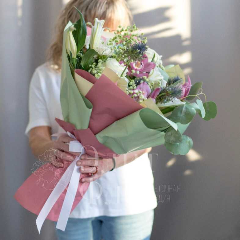 Авторский букет с орхидеей