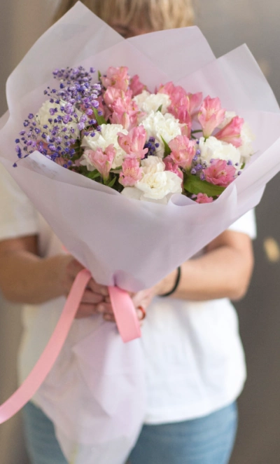 Букет из альстромерии и диантусов