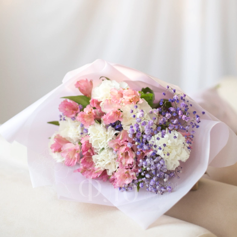 Букет из альстромерии и диантусов