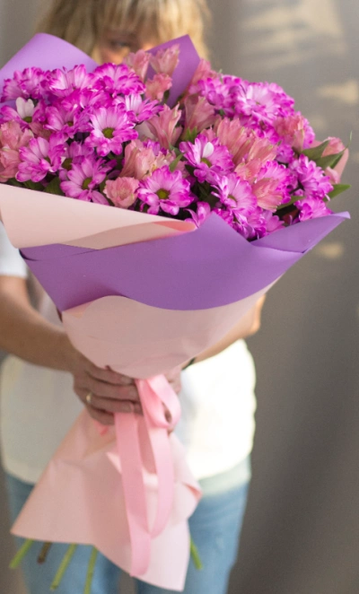 Сочный букет из хризантемы и альстромерии