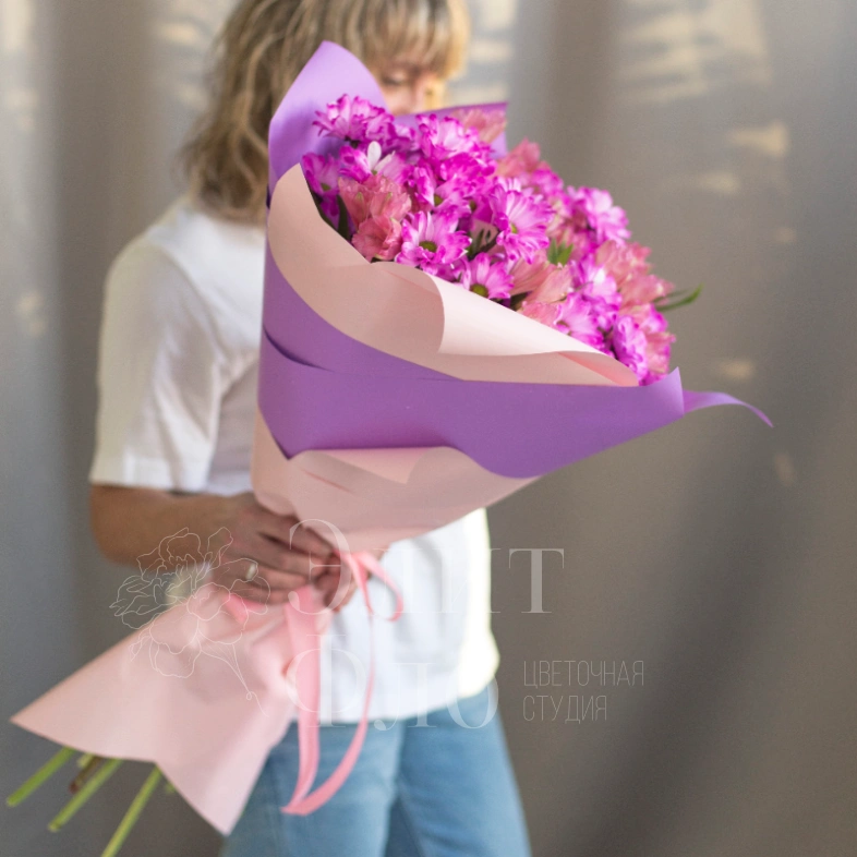 Сочный букет из хризантемы и альстромерии