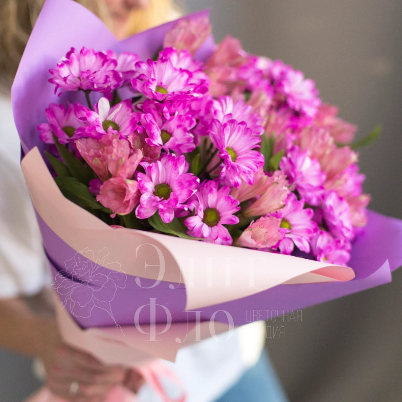 Сочный букет из хризантемы и альстромерии