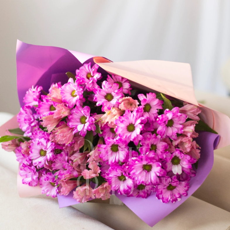 Сочный букет из хризантемы и альстромерии