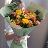 Букет с жёлтыми розами и альстромерией 0