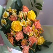 Букет с жёлтыми розами и альстромерией 1