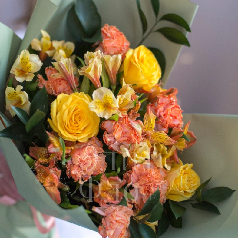 Букет с жёлтыми розами и альстромерией