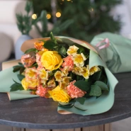 Букет с жёлтыми розами и альстромерией 2