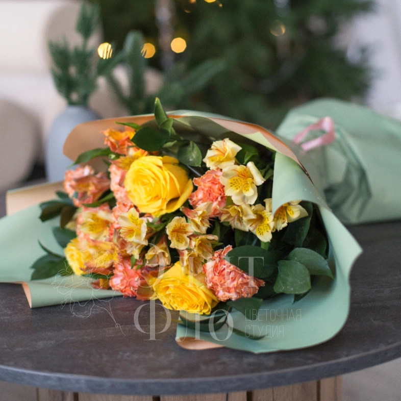 Букет с жёлтыми розами и альстромерией