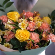 Букет с жёлтыми розами и альстромерией 3