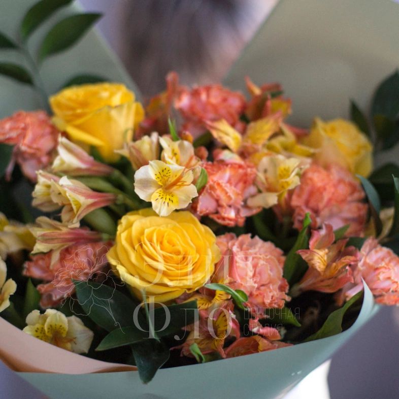 Букет с жёлтыми розами и альстромерией