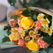 Букет с жёлтыми розами и альстромерией 4