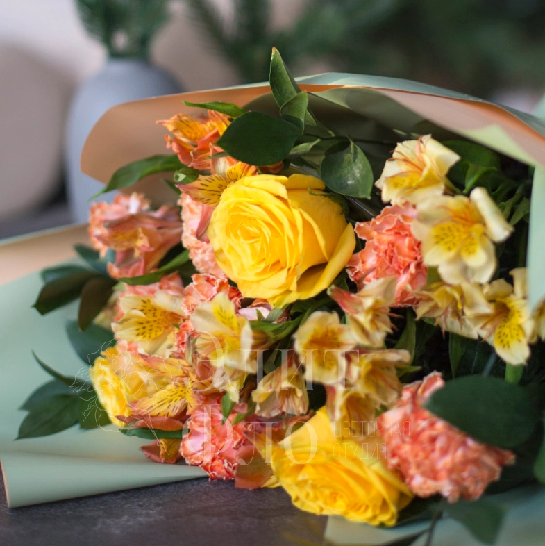 Букет с жёлтыми розами и альстромерией