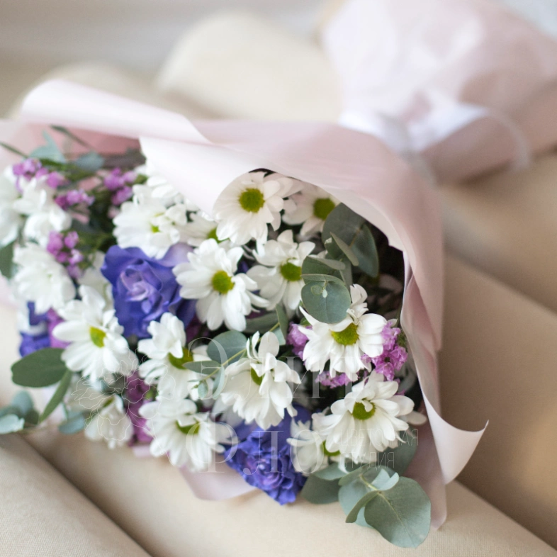 Романтичный букет с ромашками