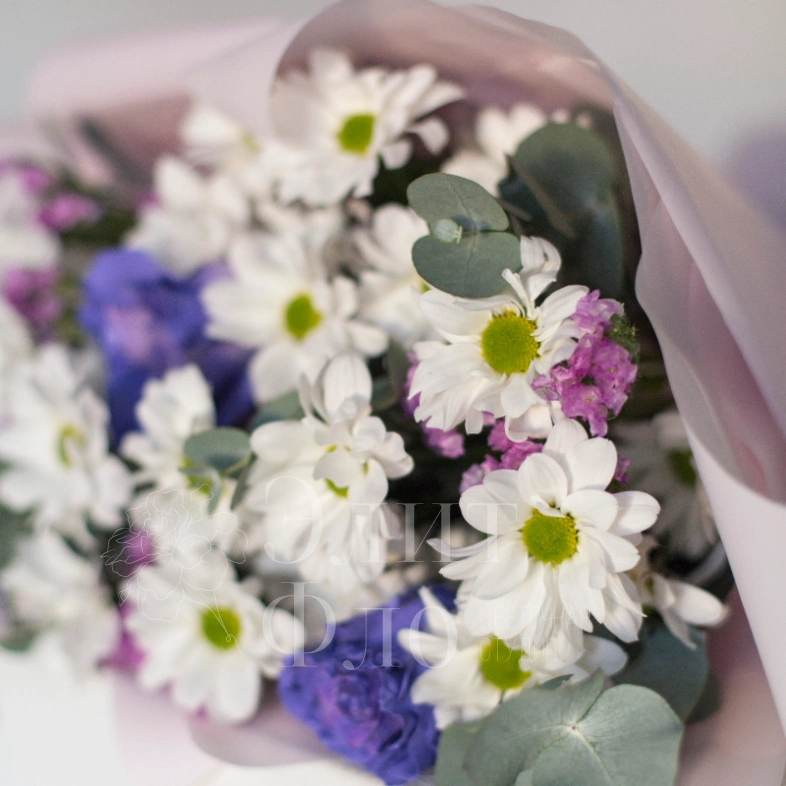 Романтичный букет с ромашками