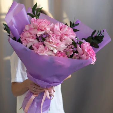 Букет из 7 фланцузских роз и альстромерии