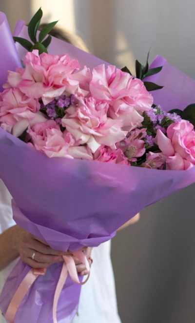 Букет из 7 фланцузских роз и альстромерии