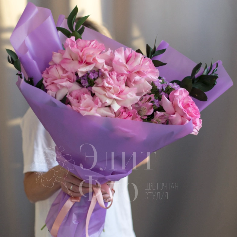 Букет из 7 фланцузских роз и альстромерии