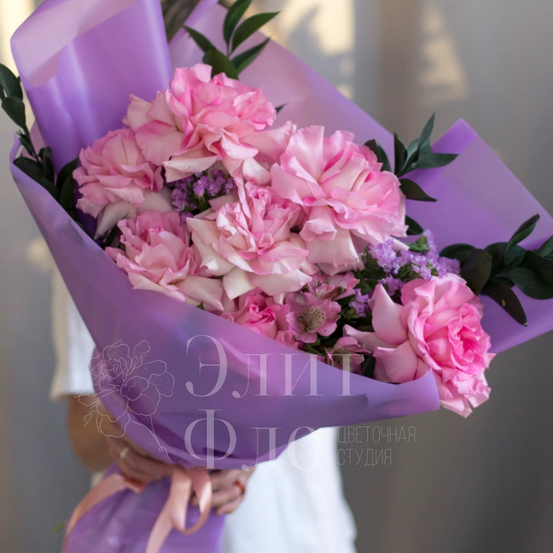 Букет из 7 фланцузских роз и альстромерии