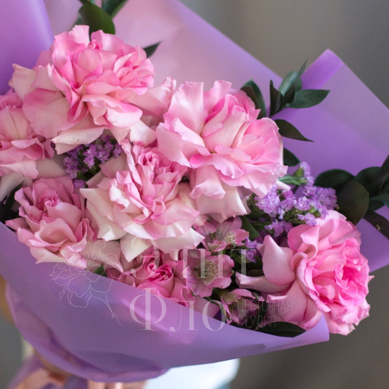 Букет из 7 фланцузских роз и альстромерии