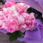 Букет из 7 фланцузских роз и альстромерии 3