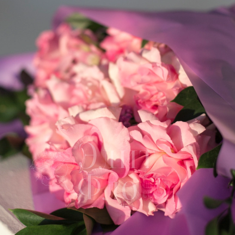 Букет из 7 фланцузских роз и альстромерии