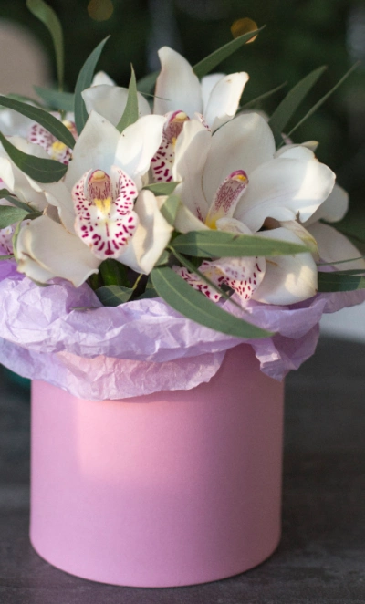 Композиция из орхидеи и эвкалипта