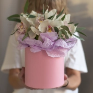 Композиция из орхидеи и эвкалипта 1