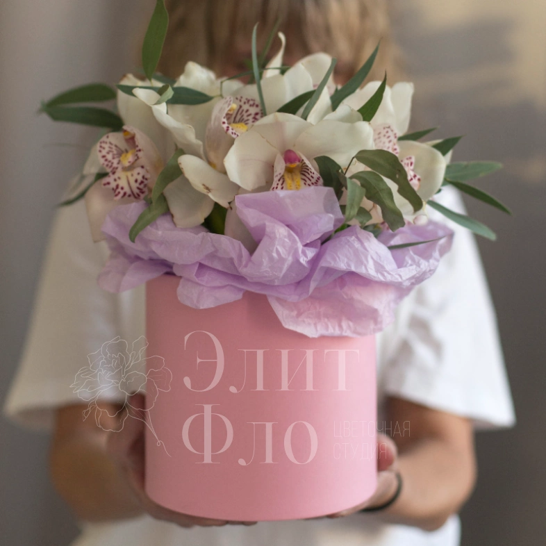 Композиция из орхидеи и эвкалипта