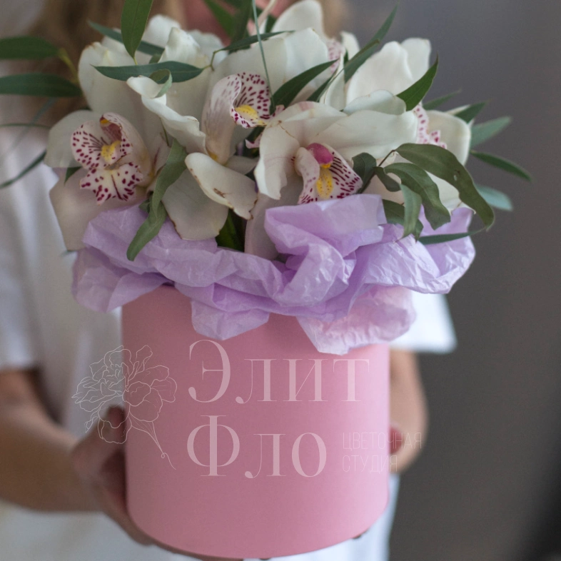 Композиция из орхидеи и эвкалипта