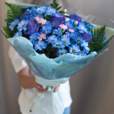 Букет из синих роз и хризантем