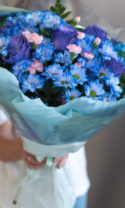 Букет из синих роз и хризантем