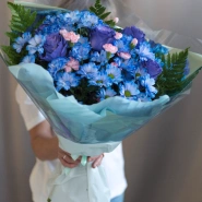 Букет из синих роз и хризантем 1