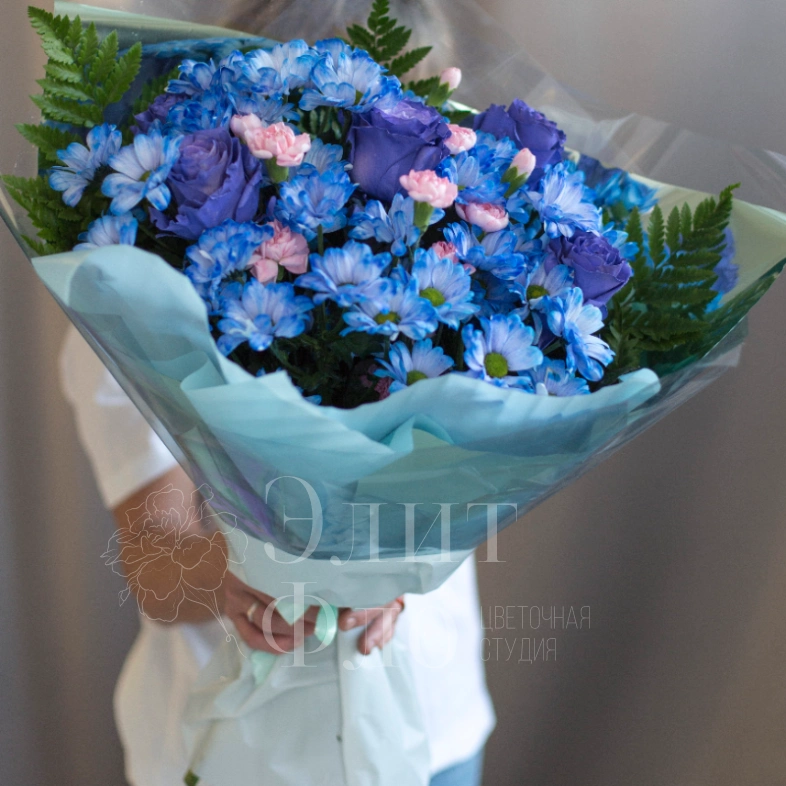 Букет из синих роз и хризантем