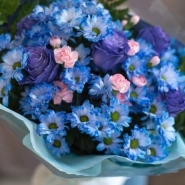 Букет из синих роз и хризантем 2