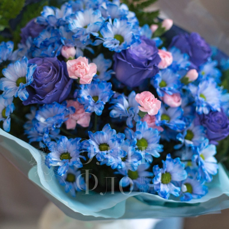 Букет из синих роз и хризантем