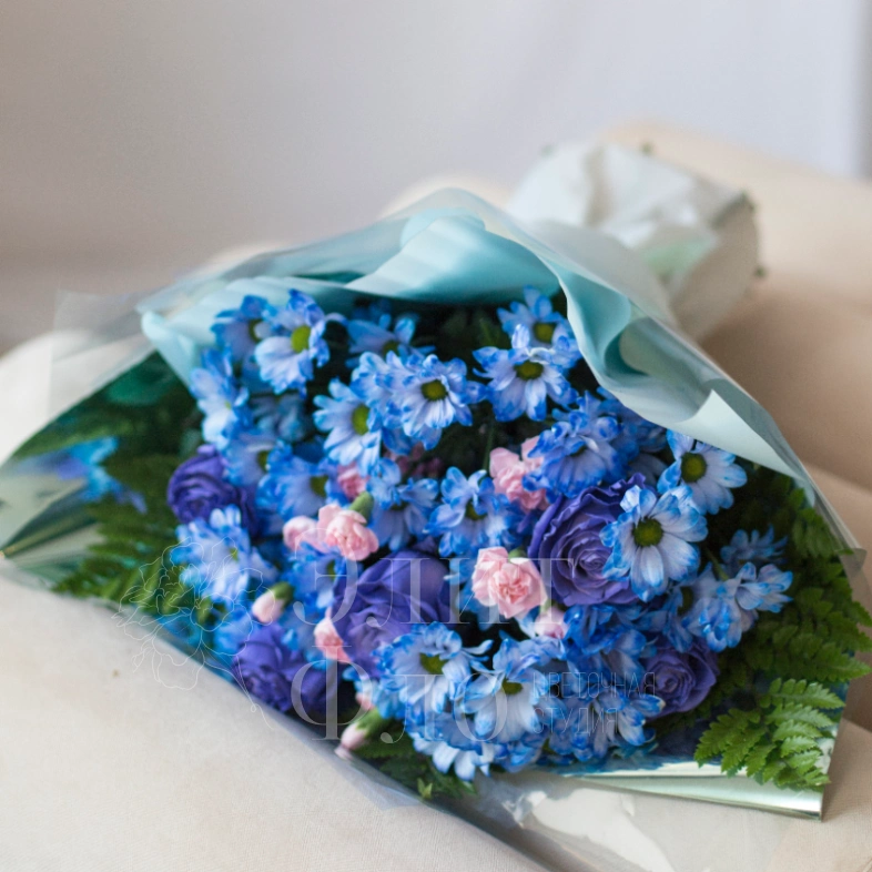 Букет из синих роз и хризантем