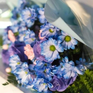 Букет из синих роз и хризантем 4