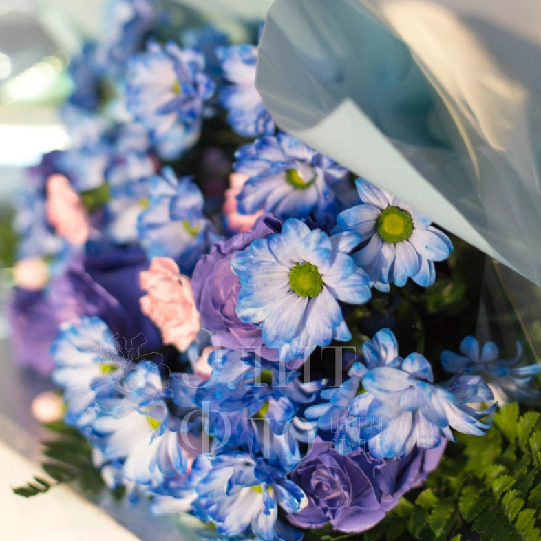 Букет из синих роз и хризантем