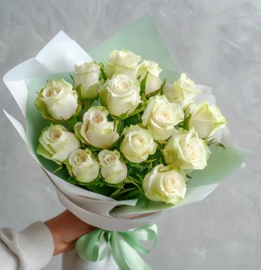 15 белых роз российских