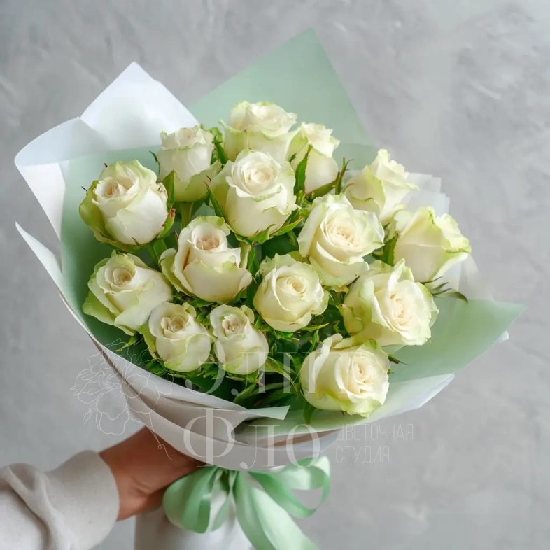 15 белых роз российских