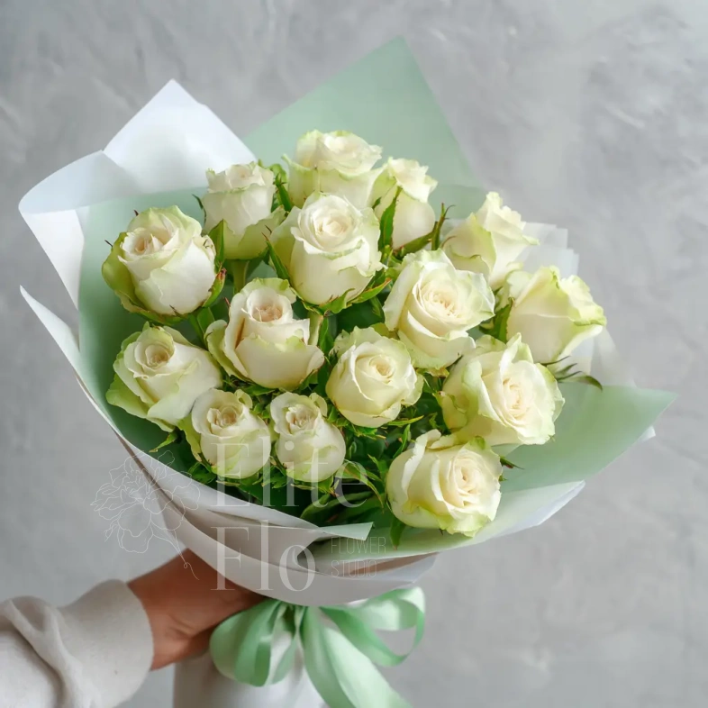 15 белых роз российских